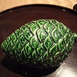 北新地 湯木 - 松ぼっくりの入れ物…緑が鮮やかです。