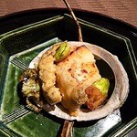 北新地 湯木 - 銀鱈の西京焼、蒸鮑の卵黄天婦羅、ふきのとうの田楽、空豆の揚げ物。