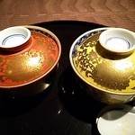 北新地 湯木 - お椀も朱と黄色があります。