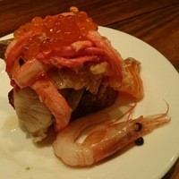 炉端イタリアン ICORIBI 堂島 - バゲットが見えないほどの海鮮山盛り、名物！海鮮ブルスケッタ1切580円