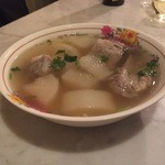 亜州食堂 チョウク - トムチュート・フアサイタオ・クラドゥックムー（タイ料理の、大根と豚スペアリブのすまし汁）