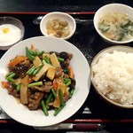日本橋焼餃子 - 日替ランチ（にんにくの芽と牛肉のオイスターソース炒め）600円