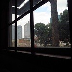 The Morning Cafe - 窓から外を望む