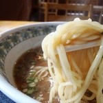 一休 - 麺はこんな感じ　半透明のゴム麺ぽい