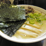 ラーメン鬼蔵 - チャーシュー麺：塩味、細麺、海苔トッピング