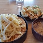 粉家 - 粉家　豚肉ごま汁うどん並+かき揚げで700円