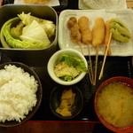 屋台居酒屋 大阪 満マル - 串揚げ定食、８４２円。