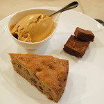 サンク・オ・ピエ - ジビエ尽くしのコース(7000円・外税)の胡桃とレーズン入り栗粉のケーキ、生チョコパヴェのコアントロー風味、ピエール・エルメ風カラメルと有塩バター風味のアイスクリーム