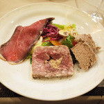 サンク・オ・ピエ - ジビエ尽くしのコース(7000円・外税)のエゾ鹿モモ肉の自家製スモークハム 対馬産イノシシのリエット 壱岐の網取り鴨のテリーヌ、フォアグラ風味 自家菜園のサラダ添え