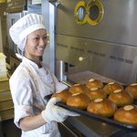 カフェ・スコーラ - カフェではベーカリーの焼き立てパンが食べられます。