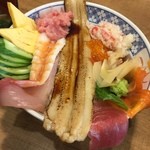 Isomaru Suisan - 海鮮こぼれ丼！
                        なかなかのボリュームでした！
                        店内、お昼から海鮮焼く良い匂いが♪