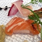シェフズ テーブル オダカ - サーモンと大根の塩漬け、鶏の生ハム