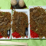 大福屋 - 焼きそば並盛2つと大盛1つ。おでん卵２つとこんにゃく1つ