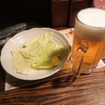 かわ屋 - お通しのキャベツと生中