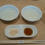 中井春風堂 - 半分ずつ盛り付けていただきました。