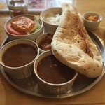 サーラ - ランチプレート（チキンカレーとマイルドカレー）¥1080
            2種のカレーと共に、タンドリーチキン、ライス、ナン、サラダが付いてきます。シェフは日本人でしたので、日本っぽい味でした^ ^