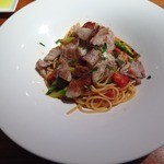 セルヴァッジョ - カリカリに焼いた豚バラ肉とグリーンアスパラガス、フレッシュトマトのスパゲティ　温泉卵添え　黒胡椒風味