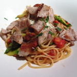 セルヴァッジョ - カリカリに焼いた豚バラ肉とグリーンアスパラガス、フレッシュトマトのスパゲティ　温泉卵添え　黒胡椒風味のアップ