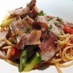 カリカリに焼いた豚バラ肉とグリーンアスパラガス、フレッシュトマトのスパゲティ　温泉卵添え　黒胡椒風味のアップ