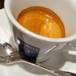 イタリアンバール LA VIOLA - 8/2若い女性バリスタがいれたエスプレッソ