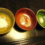 ダイニング和香葉 - 左から、ピンクソルト・ブラックソルト・海草入りの塩