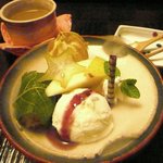 ダイニング和香葉 - ドライアイスがしたから出てます。