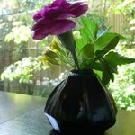 ダイニング和香葉 - 朝のテーブルの花と外の景色