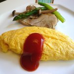 ダイニング和香葉 - 洋食：村上農場の夢さくらんぼ使用のピュアオムレツと地鶏のオイル蒸し