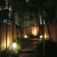 赤坂 菊乃井 - 門から玄関までの石畳と竹林のアプローチ。所々に祠もありました。