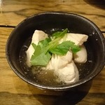 魚のしるし家 - お通しは白身魚のあら煮？