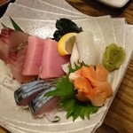 Sakananoshirushiya - 刺身の５点盛り　980円？　〆サバ、やりイカ、赤貝、ブリ、メジマグロ