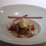 エクアトゥール - 柔らかいピスタチオガレットとココナッツライムソース、ローズコンフィでマリネしたパイナップル、森苺切る酒のアイス