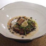 エクアトゥール - トピナンプールのブルーテ、黒トリュフとミモレット、乾燥セリ