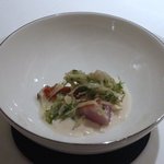 エクアトゥール - 金目鯛炭火焼きミキュイ、スモークした白子ソース、ハーブで和えた長ネギとエノキ