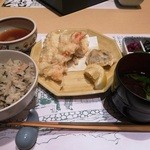たん熊北店 大丸東京店 - 天麩羅を食べていると、ひじきと鶏肉の炊き込みご飯と味噌汁。それに香の物。