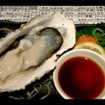 立ち呑みニューワールド - 厚岸産の牡蠣。
      