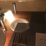 Seenuefumarukonsoru - ガラスのカウンターとカテラリー