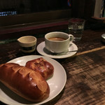 カフェ コチ - ミルクパンとくるみパン