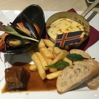 世界のワイン博物館 グランフロント大阪店  - ブイヤベース・ボロネーゼドリア・バゲット・フライドポテト・牛肉煮込み