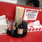 南京ラーメン 黒門 - 卓上。お客さんが多かったのでカウンターは撮れなかった。