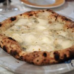 TARANTELLA da luigi - ５種のチーズのピッツァ