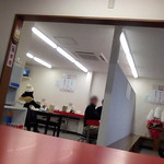 南京ラーメン 黒門 - 右がウエイティングスペースで、左がテーブルとカウンター席。