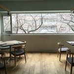 クラフタル - 奥の大きな窓からは、桜の木が見えています！！