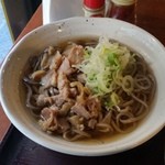 河北や - 田舎蕎麦風な太めでコシが強い「肉そば」