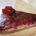 fika. - ★★★★ 5種のベリーのクラフティ  酸味と甘味のバランスが美味〜