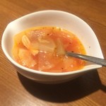 つつじ亭 - ランチセットのトマトスープ
            大根、白菜、お豆、チキン具沢山♪