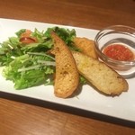 つつじ亭 - 前菜
            サラダ、チーズのフライ、パンはトマトソースを付けて。
            ワインが飲みたいっす‼︎