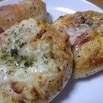 テシナ - ピザ２種類、ウインナーパン