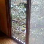 山みず木 - 廊下の横にも小川が流れていました