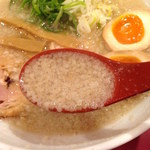ミサト - 醤油ラーメン脂多めのスープ